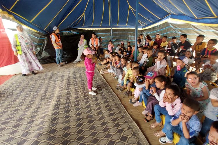 Los niños y niñas de Agli reciben clase en esta tienda de campaña improvisada tras el terremoto de septiembre en el sur de Marruecos.